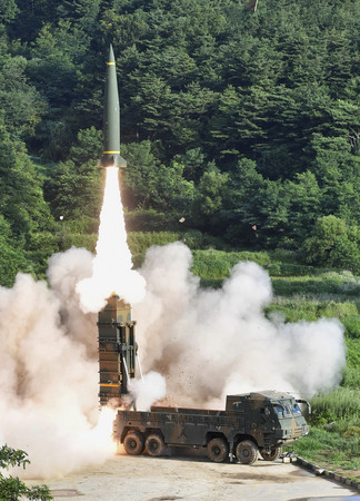 ▲▼美韓進行軍演，南韓使用自製的「玄武二型」飛彈，朝日本海試射。（圖／達志影像／美聯社）