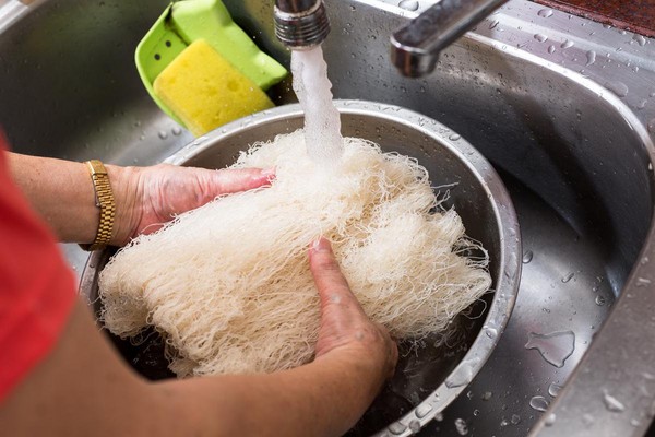 乾米粉下鍋前先用水沖濕備用。