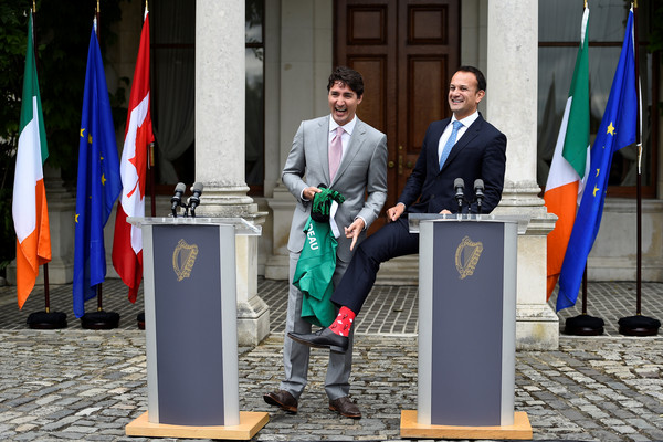 ▲▼愛爾蘭新任總理瓦拉德卡（Leo Varadkar）與加拿大總理杜魯多（Justin Trudeau）見面，穿著大紅色底、上面有白色楓葉與加拿大皇家騎警圖案的襪子。（圖／路透）