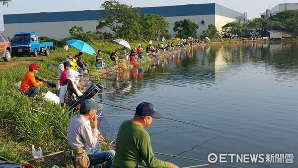 ▲桃園市１１之１養殖池大優惠釣魚打折還送優惠卷，買十斤再送一斤（圖／羅文豐提供）