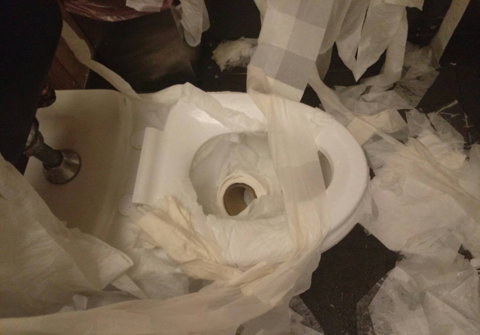 ▲不肖人士惡意破壞新北市林口區昕境廣場的廁所。（圖／翻攝自昕境廣場臉書）