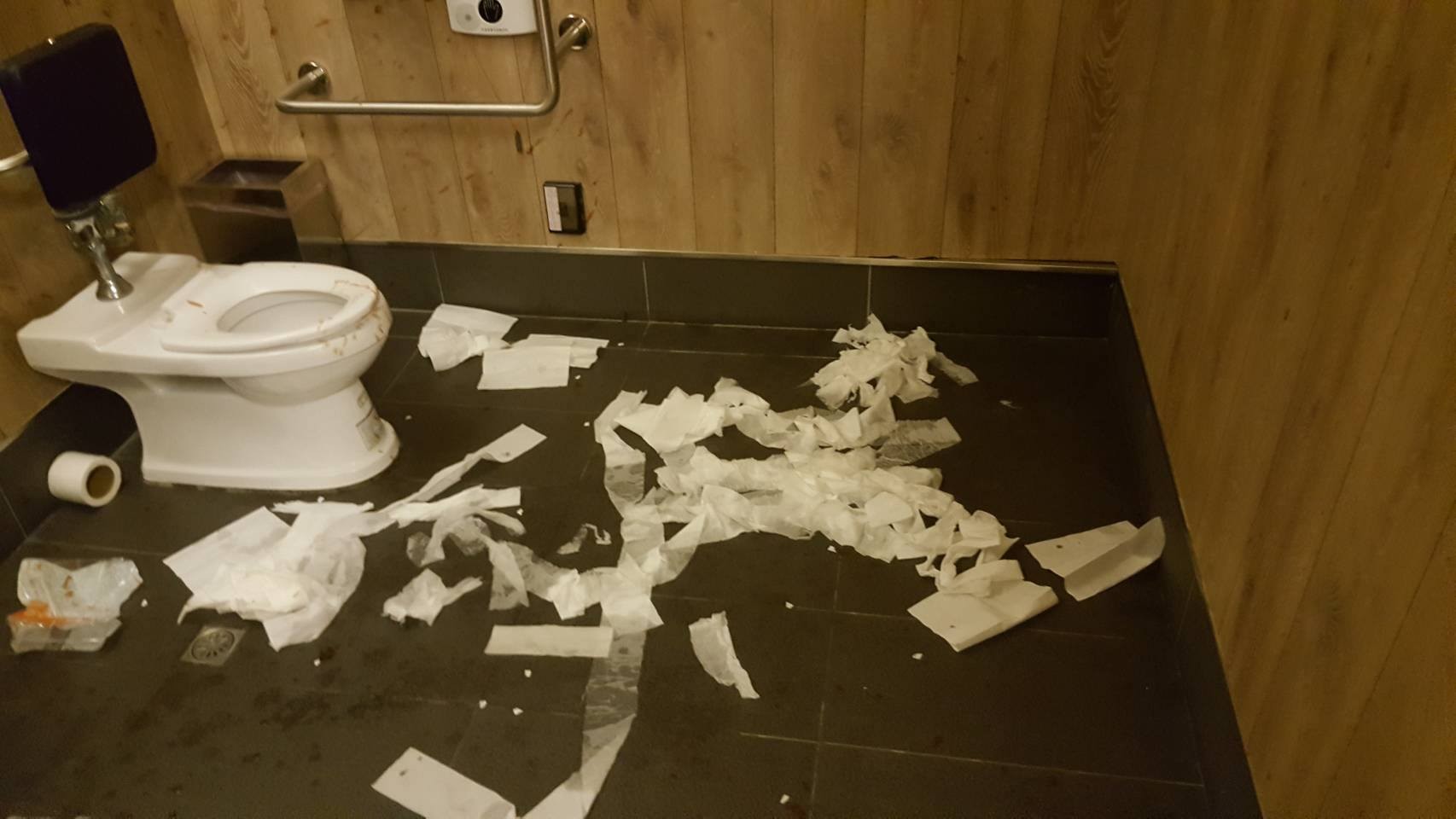 影城厕所满地卫生纸…屎尿塞「卷筒」 打扫阿