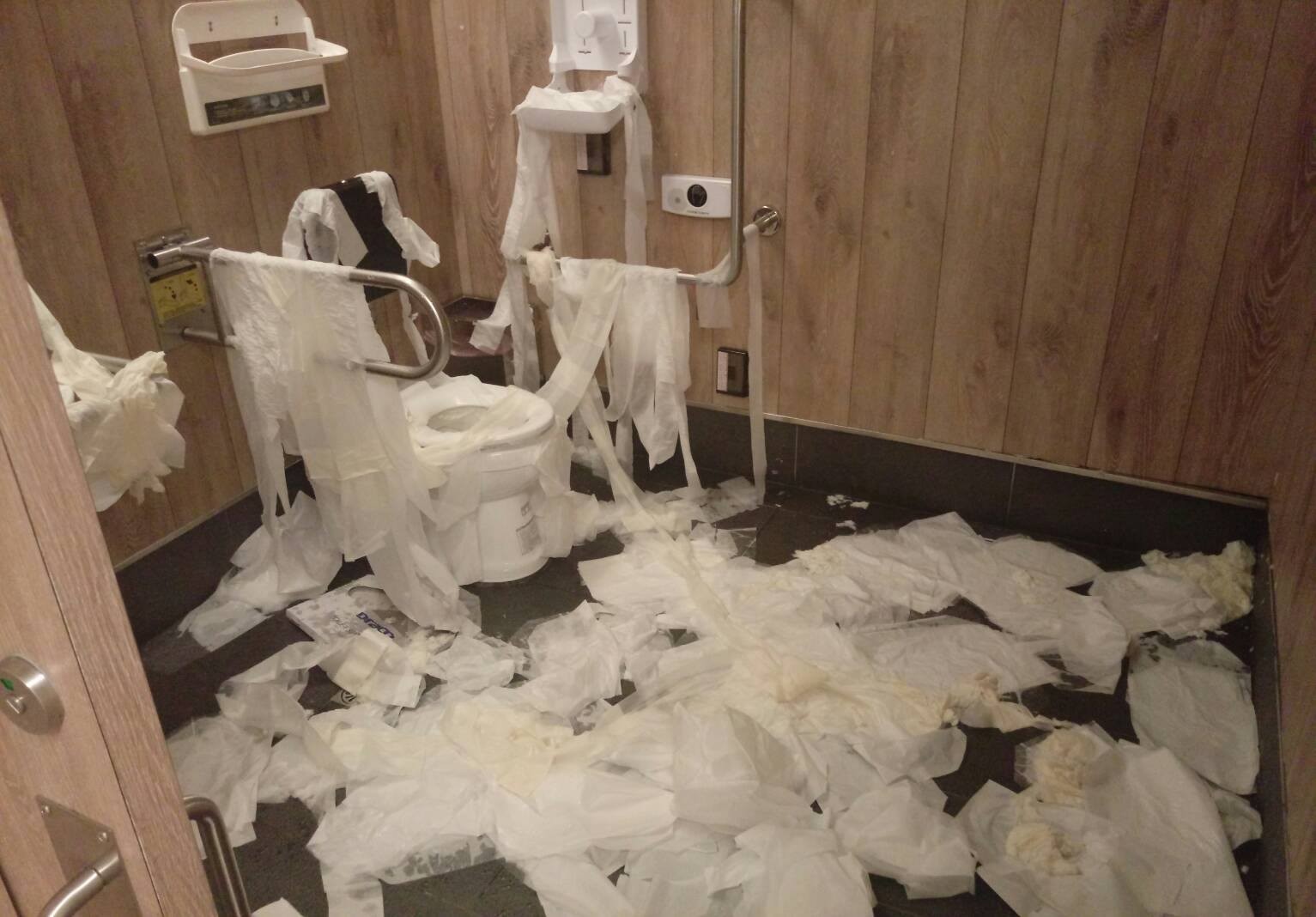 影城厕所满地卫生纸…屎尿塞「卷筒」 打扫阿
