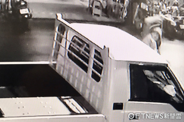 ▲男子自撞跌倒怒砸車，到案怒嗆「誰叫他要亂停！」（圖／記者林煒傑翻攝）