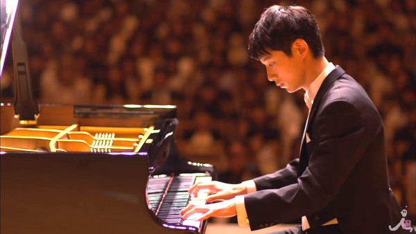 ▲坂口健太郎在新戲扮演超人氣鋼琴家。（圖／翻攝自TBS YouTube）