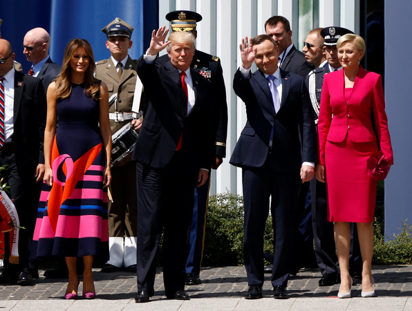 ▲▼美國總統川普6日出訪波蘭，與波蘭第一夫人握手時被無視，再度引發話題。（圖／路透社）