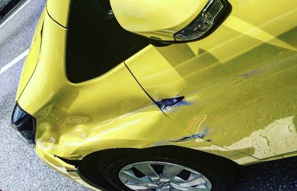 ▲車子被撞凹破洞。