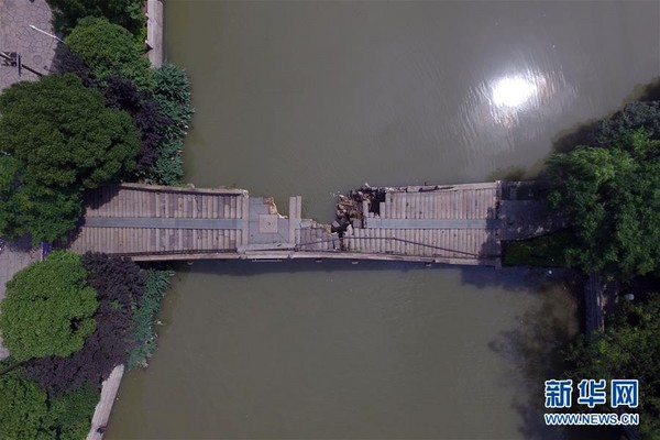 47公尺「歡喜」古橋崩塌，連夜暴雨造成橋內「鬆垮垮」。（圖／翻攝自新華網）