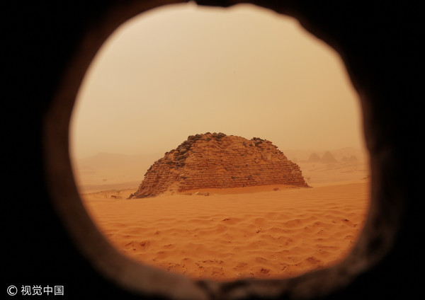 ▲中國女孩探秘蘇丹金字塔突遇沙塵暴如臨火星似法老歸來。（圖／CFP）