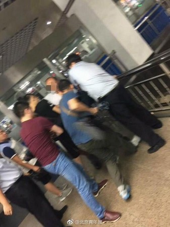 ▲北京痴漢猥褻短裙妹　遭警方包圍...他逃不掉竟想跳樓！（圖／北京青年報）