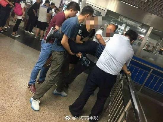 ▲北京痴漢猥褻短裙妹　遭警方包圍...他逃不掉竟想跳樓！（圖／北京青年報）