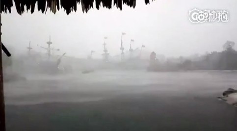 ▲上海暴雨迪士尼海盜船變身神鬼奇航。（圖／翻攝自YouTube）