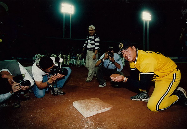 ▲台北市立棒球場2000年11月26日最後一場比賽，球員與球迷將紅土裝進小瓶子，相約大巨蛋見。（圖／中華職棒大聯盟提供）