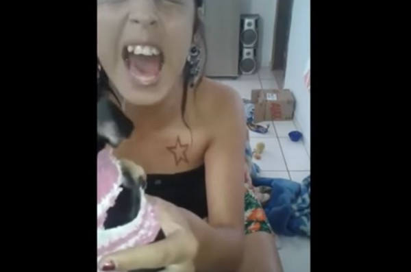 ▲▼一名女子對著小狗唱歌，卻被狗尿到嘴裡。（圖／翻攝自YouTube）