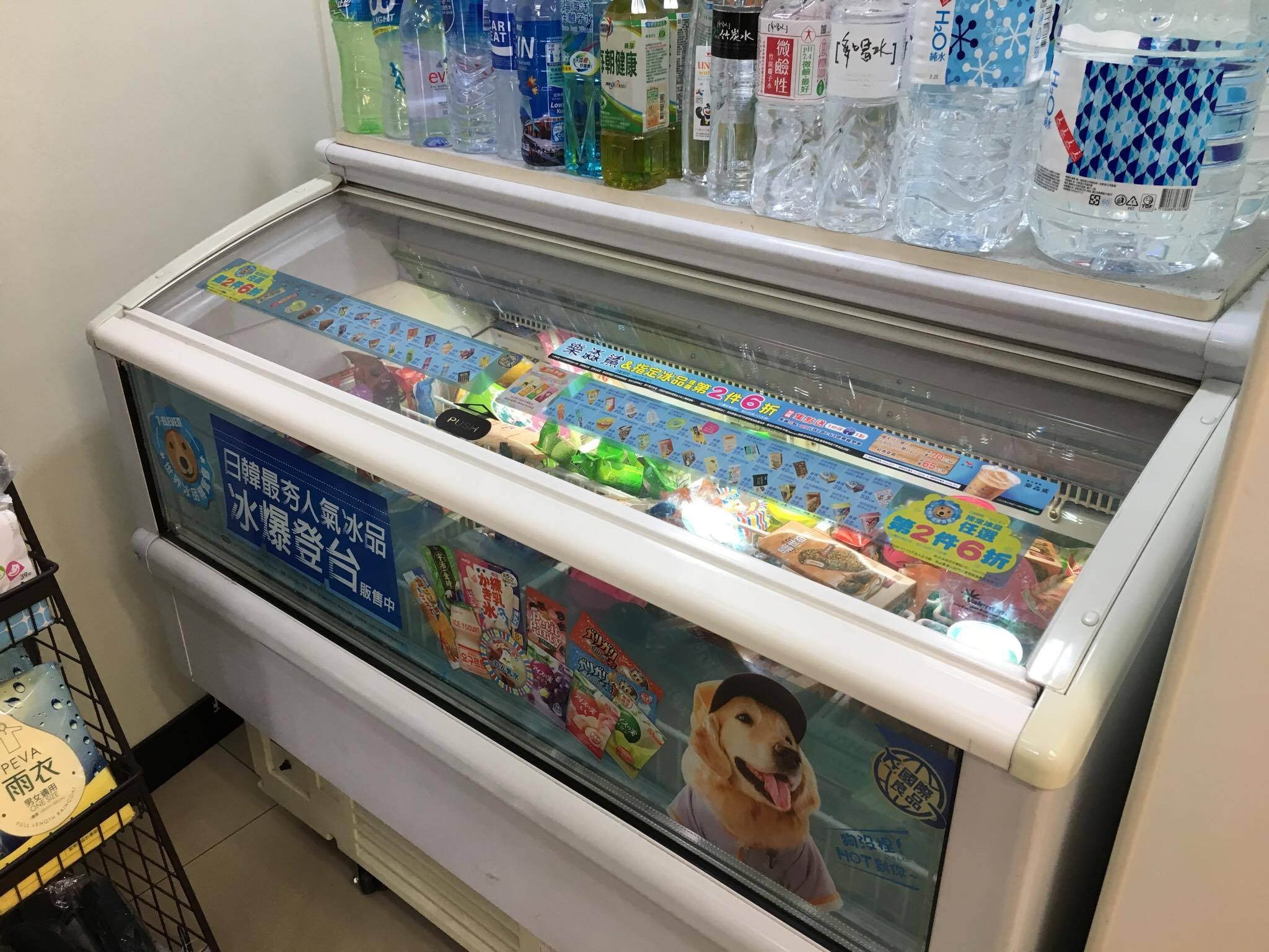 他跟正妹逛超商，被餵了一口「鮮乳雪糕」後…店員將四支冰棒下架（圖／翻攝自網路）