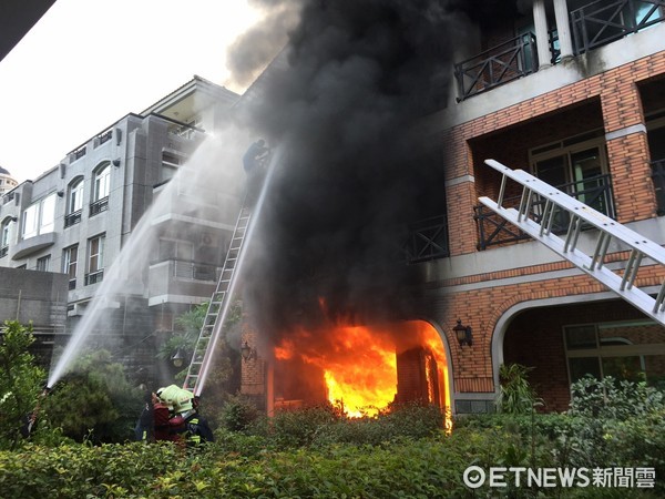 台中七期豪宅火警，現場竄出濃濃黑煙。（圖／記者莊雅婷翻攝）