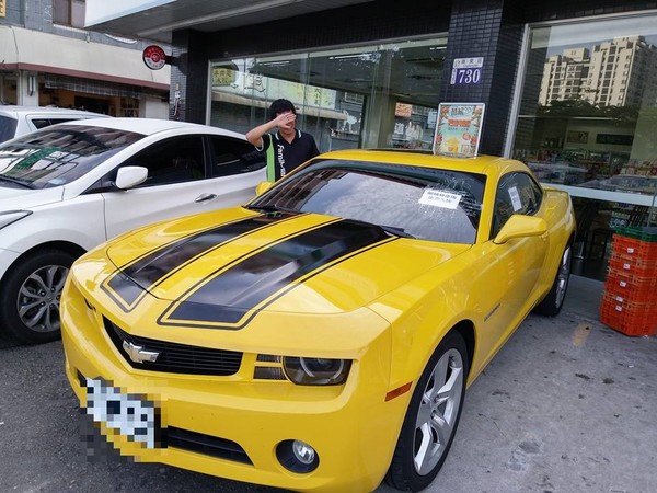 大黃蜂疑佔超商車位太久GG！膠帶貼滿駕駛窗提醒　網：店員真貼心（圖／翻攝自「爆料公社」，下同）