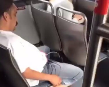 ▲醉男在公車上一邊睡，一邊「掏槍」尿尿。（圖／翻攝自Drunk people doing things臉書）