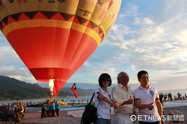 台東縣政府辦理的熱氣球嘉年華第二場光雕音樂會，於成功鎮三仙台舉行，熱氣球與曙光及升起的日出相輝映，讓觀眾驚呼連連。（圖／台東縣政府提供）