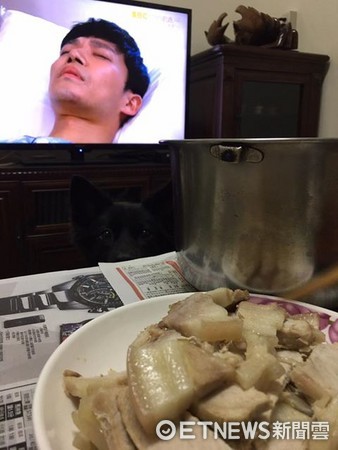 ▲狗狗用「隱身術」狂盯水煮肉　「炙熱視線」穿透黑暗。（圖／網友Vida Lin提供）