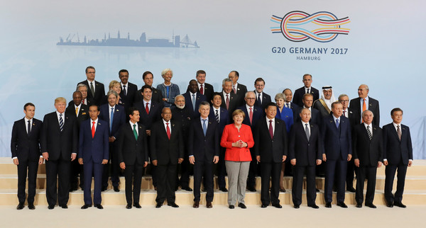 ▲▼二十國集團（G20）峰會在大合照時，美國川普超邊緣，站在第一排角落。（圖／路透）