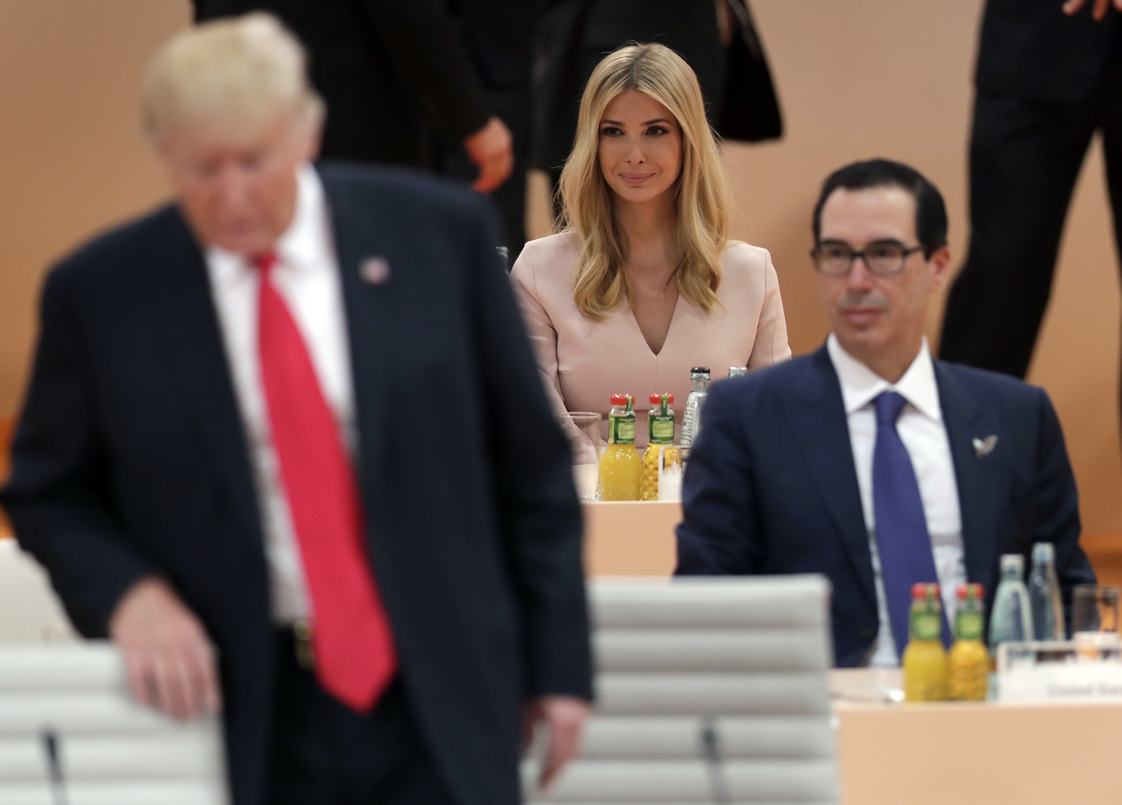 ▲▼美國總統川普愛女伊凡卡（Ivanka Trump）8日在G20峰會上短暫替代父親，坐在主要討論桌。（圖／達志影像／美聯社）
