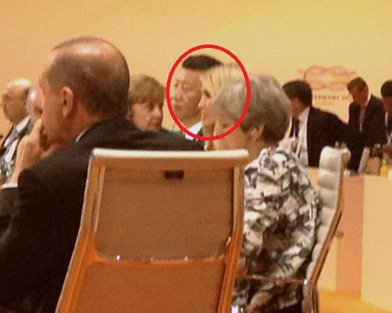▲▼美國總統川普愛女伊凡卡（Ivanka Trump）8日在G20峰會上短暫替代父親，坐在主要討論桌。（圖／twitter／President Bannon）