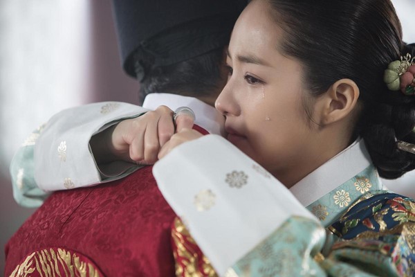 朴敏英飾演短命7日王妃，悲情眼淚哭情動人。
