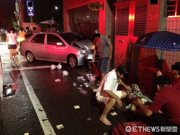 酒駕車暴衝民宅鐵捲門引擎蓋凹　等垃圾車婦無辜遭撞倒地（圖／記者謝孟儒翻攝，下同）