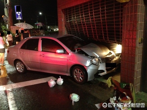 酒駕車暴衝民宅鐵捲門引擎蓋凹　等垃圾車婦無辜遭撞倒地（圖／記者謝孟儒翻攝，下同）