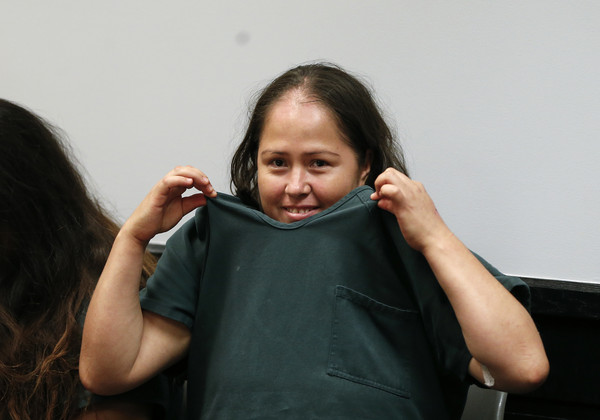 ▲▼涉嫌殺死丈夫和4個小孩的婦人馬丁內斯（Isabel Martinez），在法庭上比讚。（圖／美聯社）
