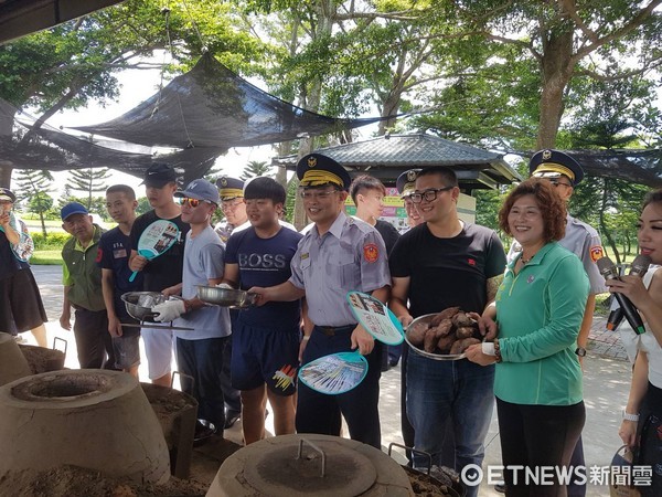 ▲台南市警局長黃宗仁，親自到場與民眾同樂。（圖／警方提供）