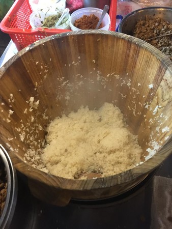 桶裡現蒸的糯米，非常之燙手。