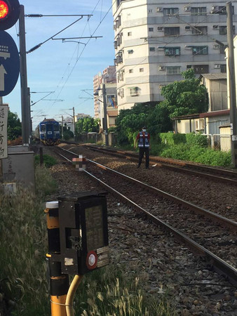 沙崙區間車撞「誤闖摩托車」　騎士當場身亡。（圖／翻攝自爆料公社）