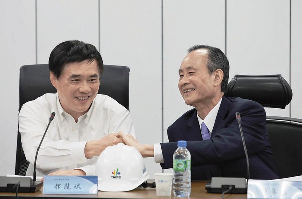 郝龍斌（左）擔任台北市長任內，市府核發遠雄集團大巨蛋建照，檢廉懷疑過程有弊，正追查哪些官員涉案。右為趙藤雄。（中央社）
