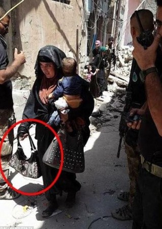 ▲▼ IS婦女在摩蘇爾手抱嬰兒引爆炸彈前的畫面曝光。（圖／翻攝自《al-Mawsleya TV》）