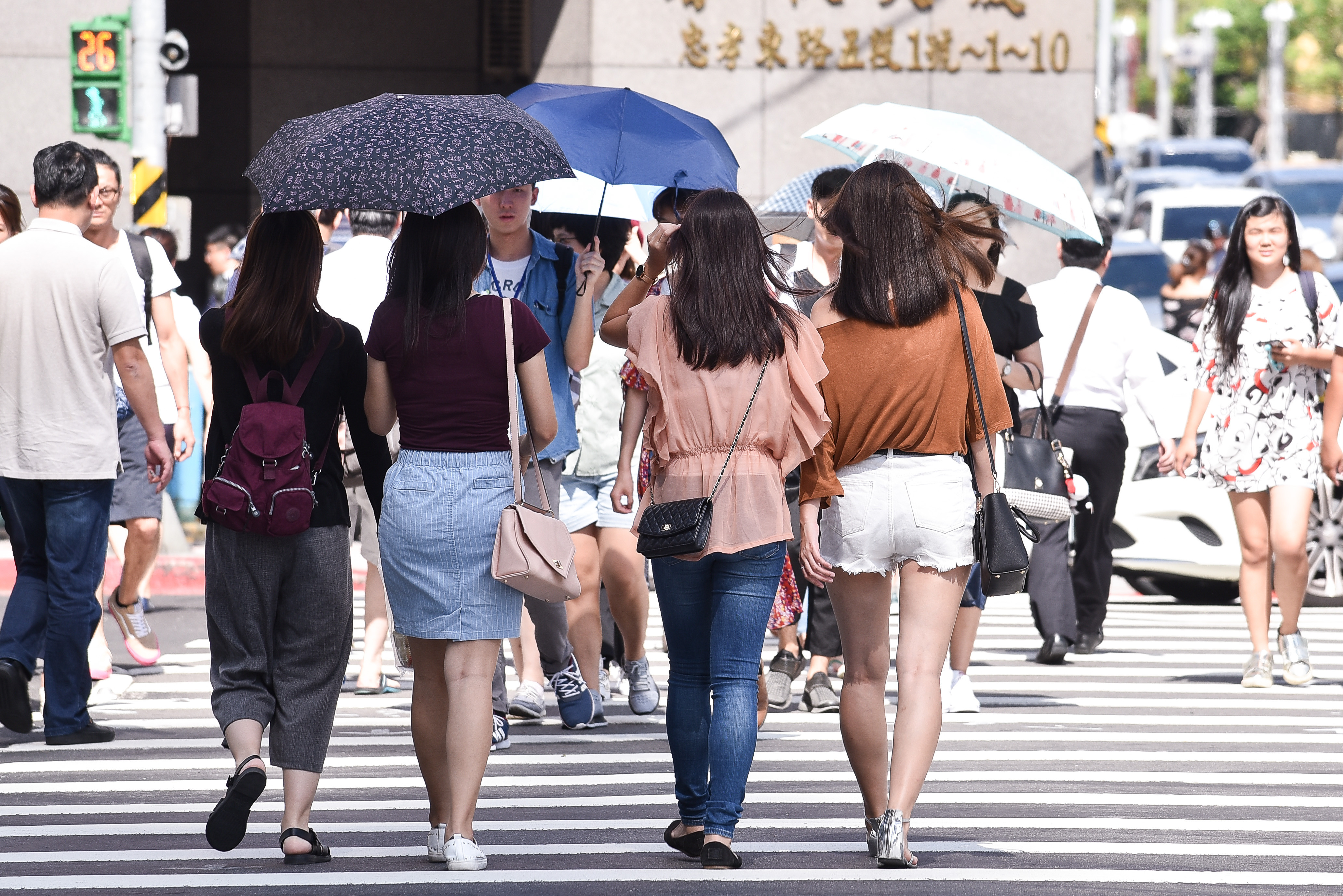 ▲▼熱浪,陽光,夏日,夏天,炎熱,天氣,高溫,中暑,烈日,正午,酷暑,行人,防曬。（圖／記者李毓康攝）