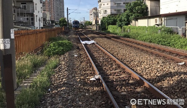 ▲李姓男子遭列車撞及慘死在鐵軌上。（圖／記者林悅翻攝）