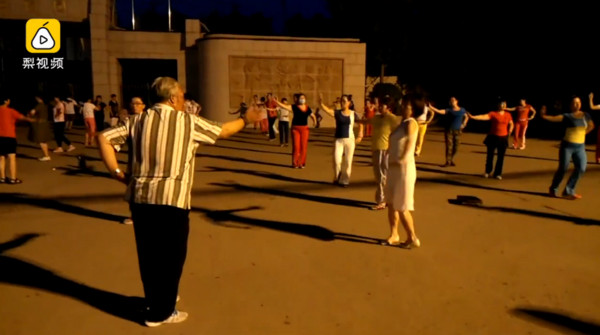 大媽在烈士陵園旁跳廣場舞　園方:破壞氛圍。（圖／翻攝自梨視頻）