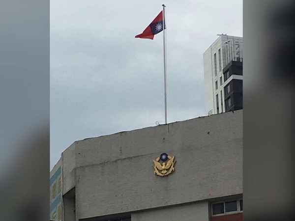 ▲板橋某警局被網友發現國旗倒掛 。（圖／翻攝自爆料公社）