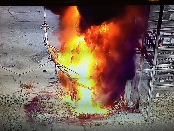 ▲▼洛杉磯市水電管理局在北聖費南多谷（North San Fernando Valley）的接收站卻發生火災             。（圖／twitter／Logan Byrnes）