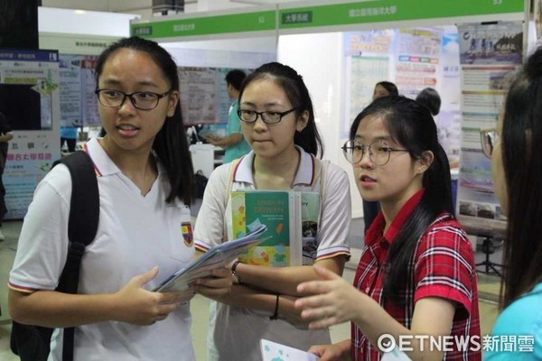 就讀世新財金系的馬來西亞學生陳韵琳（右一）連續兩日來攤位幫忙解說。（圖／世新大學提供）