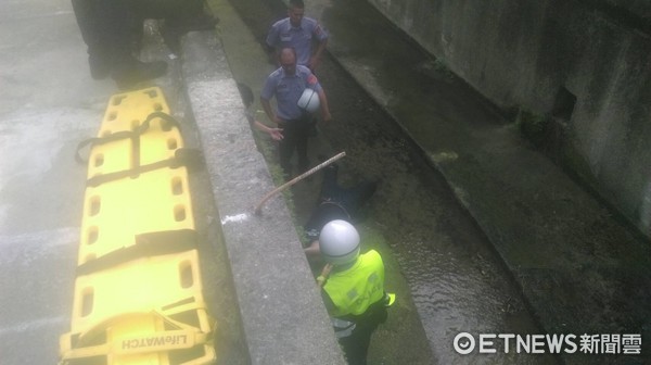 中和自強路毒品通緝為逃追捕,由兩公尺高處往下跳落。(圖/記者楊佩琪翻攝)