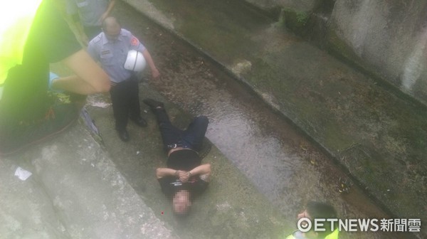 中和自強路毒品通緝為逃追捕,由兩公尺高處往下跳落。(圖/記者楊佩琪翻攝)