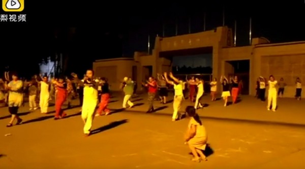 ▲▼中國大媽在鄭州烈士陵園旁邊跳廣場舞 。（圖／翻攝自梨視頻）