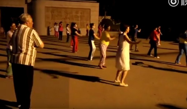 ▲▼中國大媽在鄭州烈士陵園旁邊跳廣場舞 。（圖／翻攝自梨視頻）