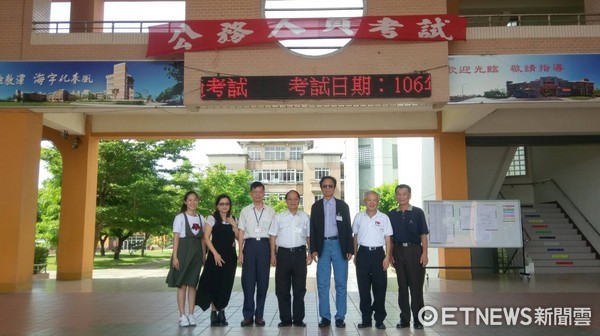 高考首日台東考區考試委員謝秀能及監試委員蔡培村,在副縣長陳金虎陪同下巡視考場。(圖/台東縣政府提供)