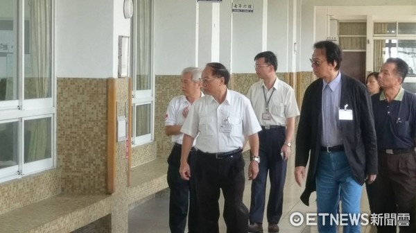 高考首日台東考區考試委員謝秀能及監試委員蔡培村,在副縣長陳金虎陪同下巡視考場。(圖/台東縣政府提供)