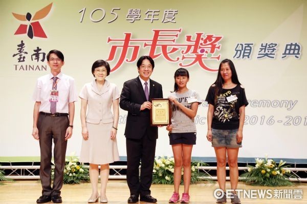 ▲105學年度市長獎頒獎典禮第5場次，9日在台南新營文化中心辦理，共有823人受獎。（圖／教育局提供）