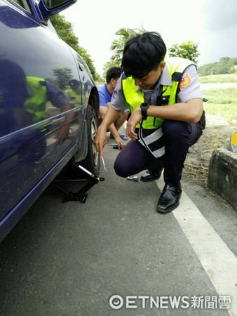 台東關山派出所警員協助爆胎民眾換胎，再安全上路。（圖／台東縣警察局提供）